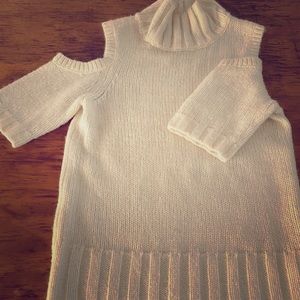 Cream fitted sweater turtleneck, shoulder cut out